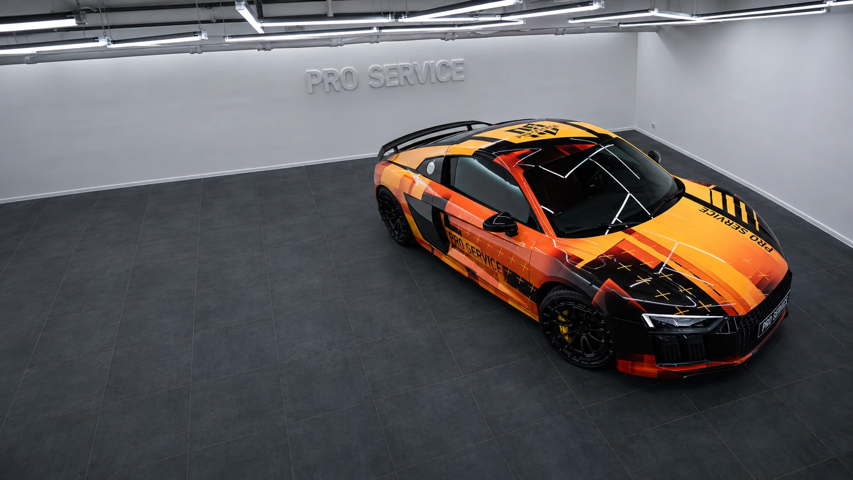 Audi R8 в индивидуальной оклейке PRO Service