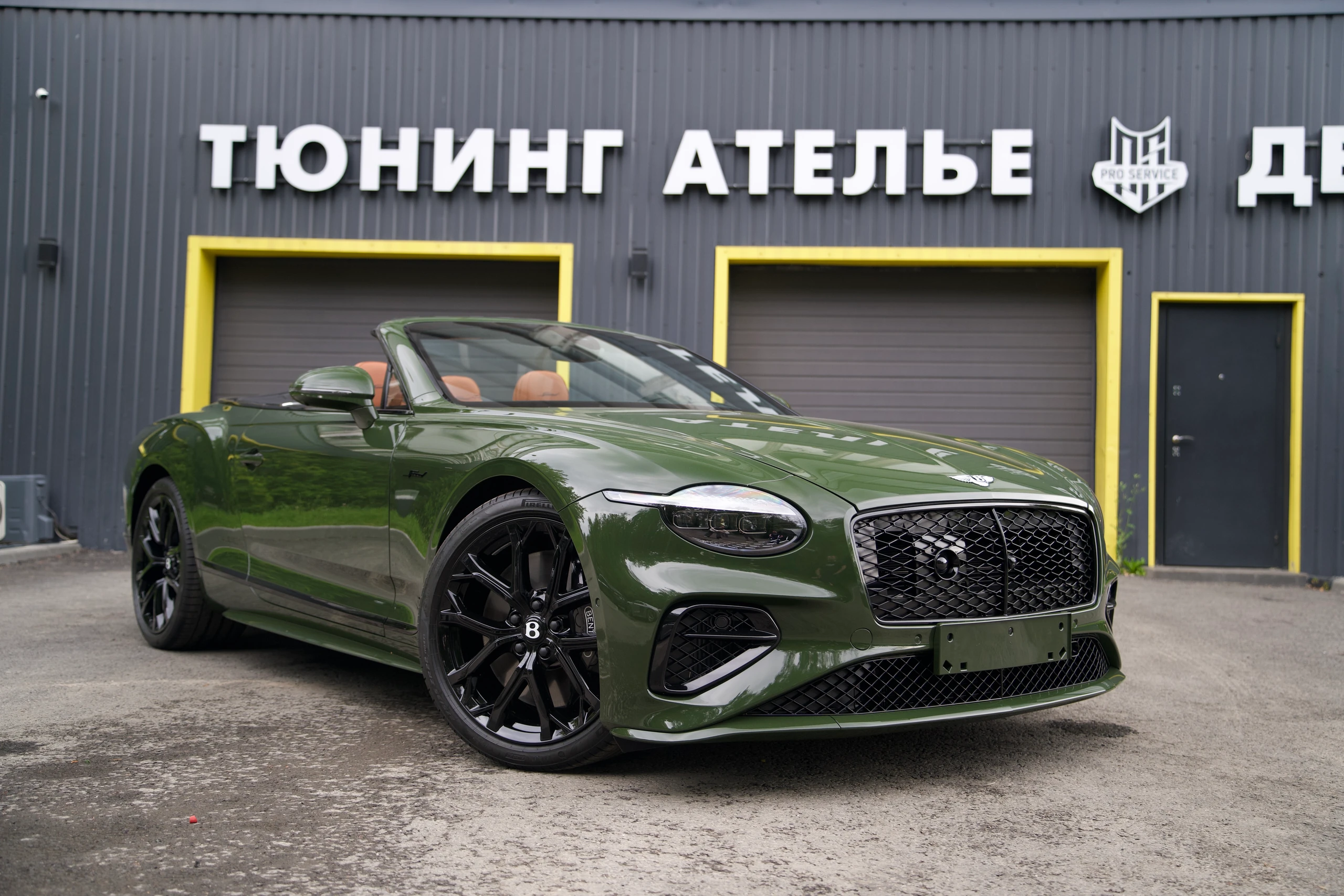 Зелёный Bentley Continental GT Cabriolet перед студией PRO Service