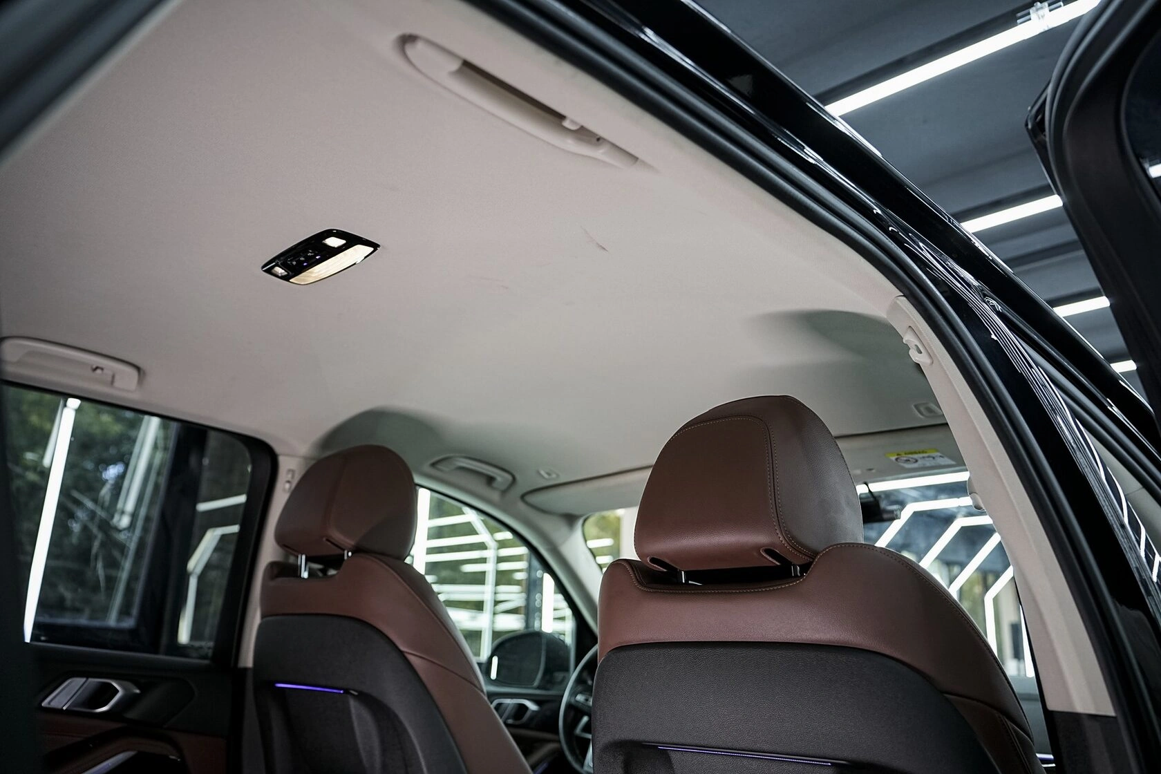 Светлый потолок BMW X5 перед обновлением