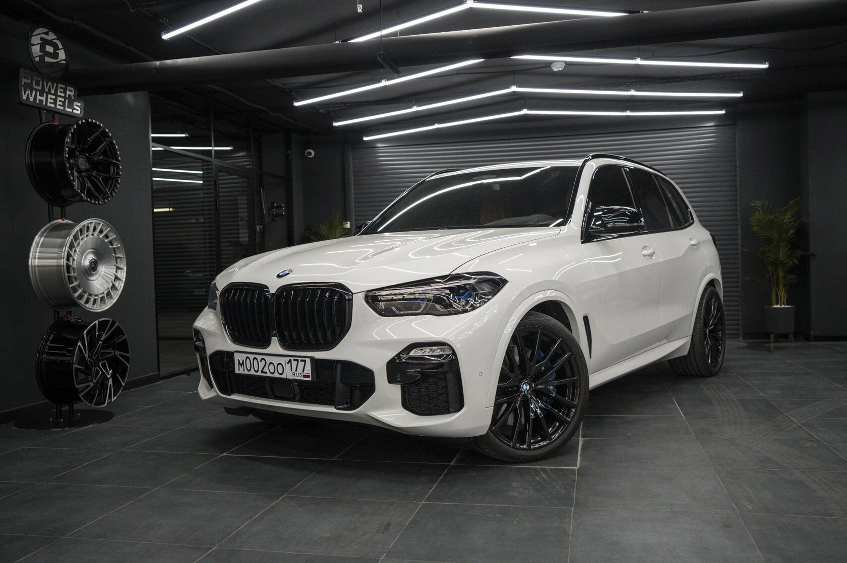 BMW X5 — шумоизоляция белого кроссовера: фото работы PRO Service — 1