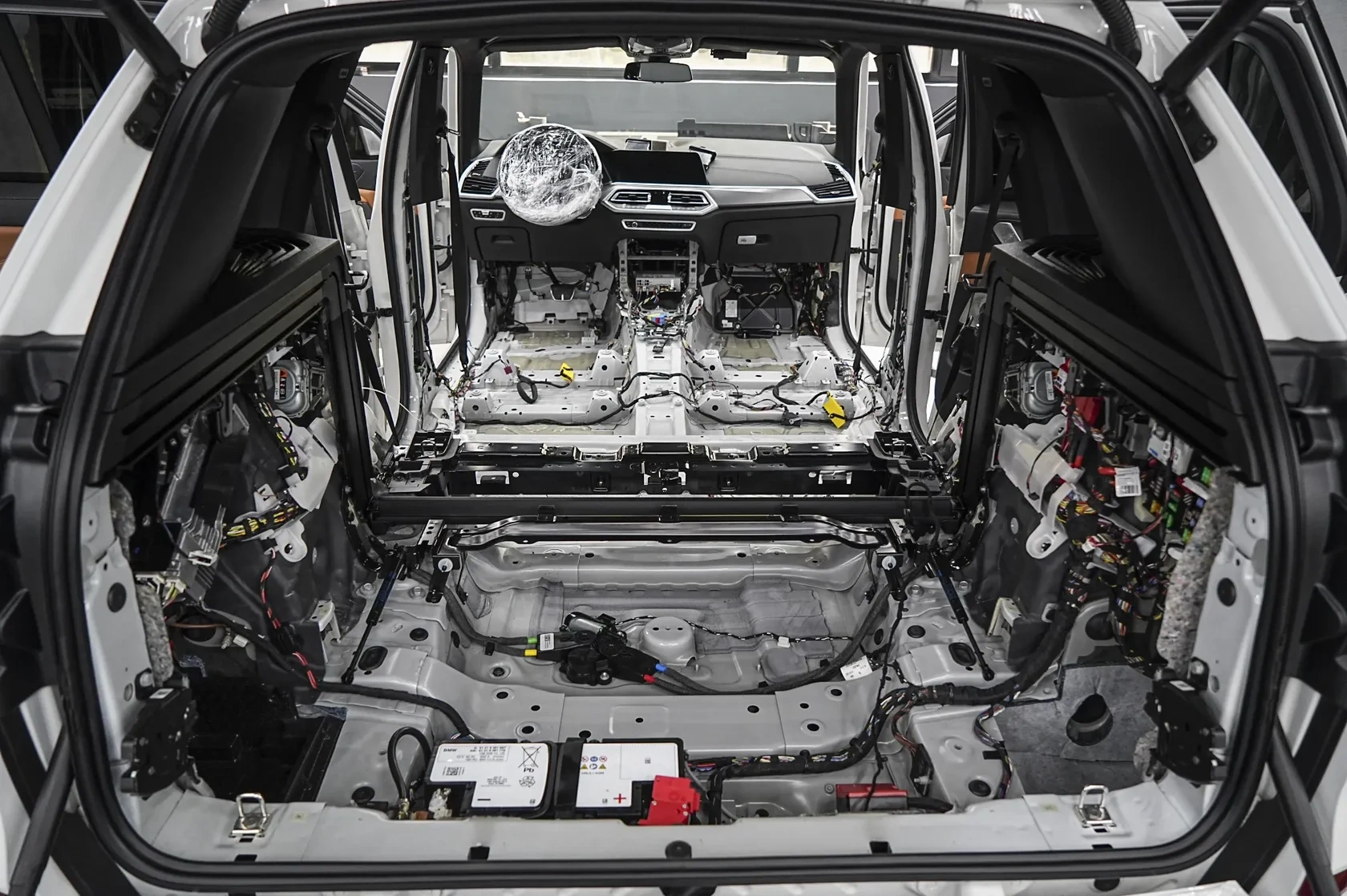 BMW X5 — шумоизоляция белого кроссовера: фото работы PRO Service — 3