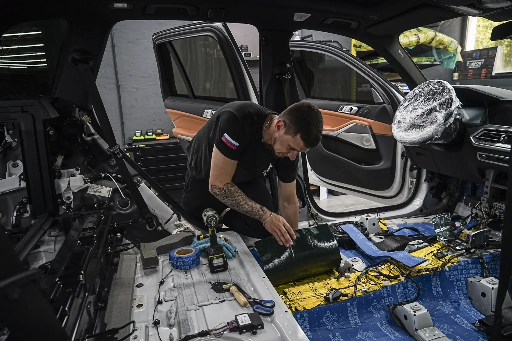 BMW X5 — шумоизоляция белого кроссовера: фото работы PRO Service — 4