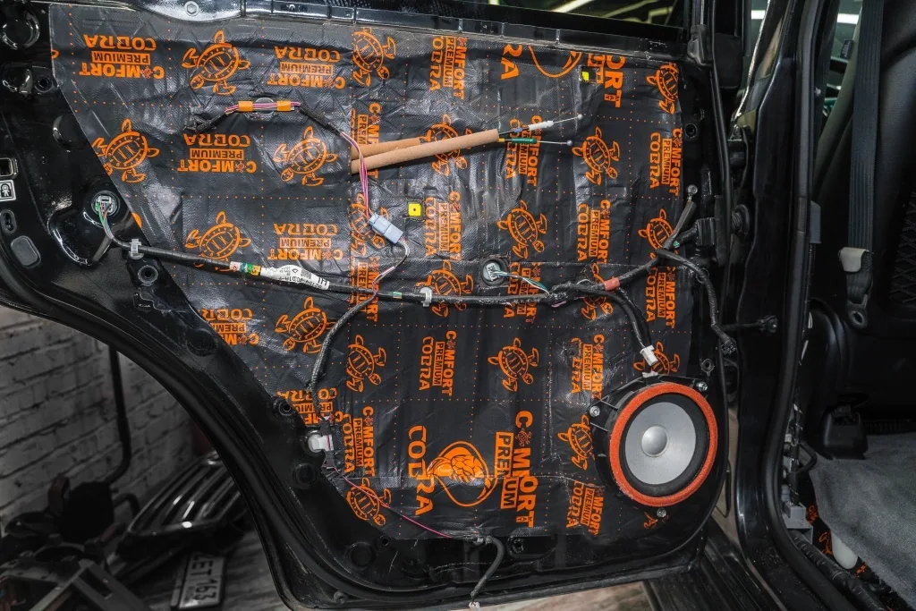 Toyota Land Cruiser 200 — шумоизоляция: фото работы PRO Service — 4