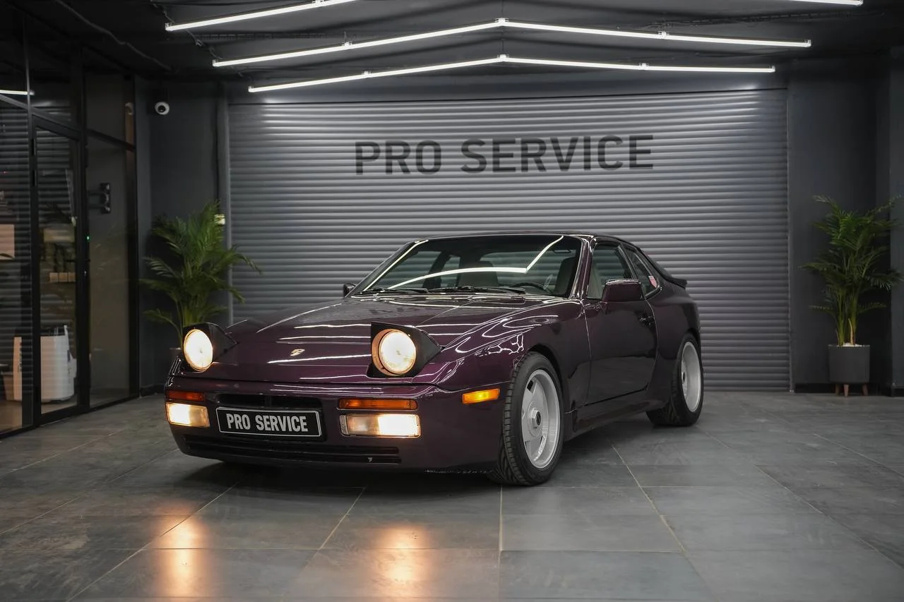 Porsche 944