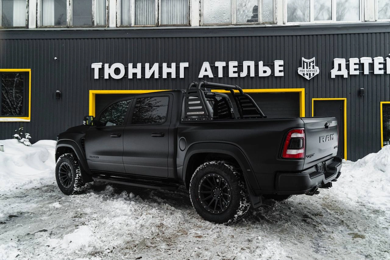 Dodge Ram TRX — вид сзади под углом, открытый грузовой кузов и дуга над ним