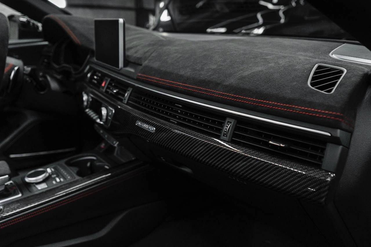 Audi RS5 — перешитая верхняя часть панели