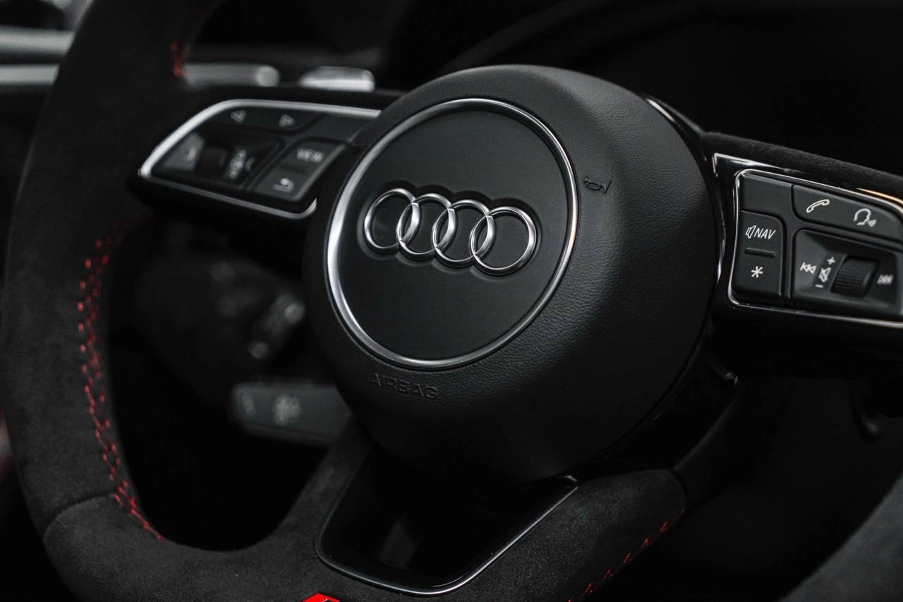 Audi RS5 — руль после перешива в алькантару