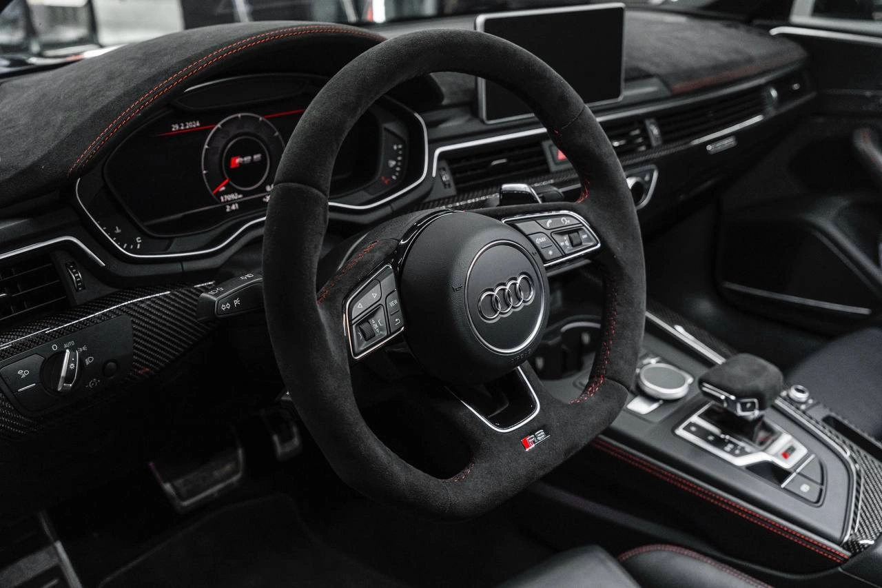 Audi RS5 — рулевое колесо, приборная панель и центральная консоль с красной строчкой