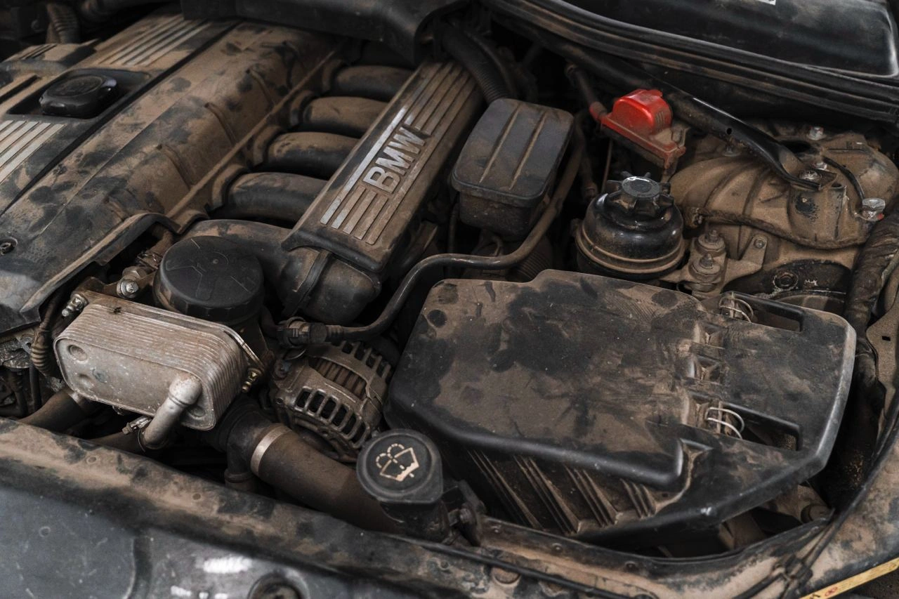 BMW 5 E60 — подкапотное пространство с пыльным налётом и загрязнениями