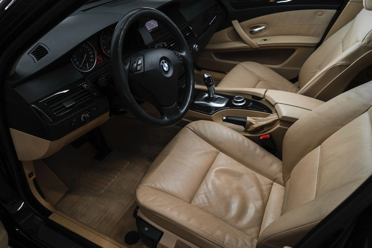 BMW 5 E60 — светлый салон с передними сиденьями, рулём и центральной консолью