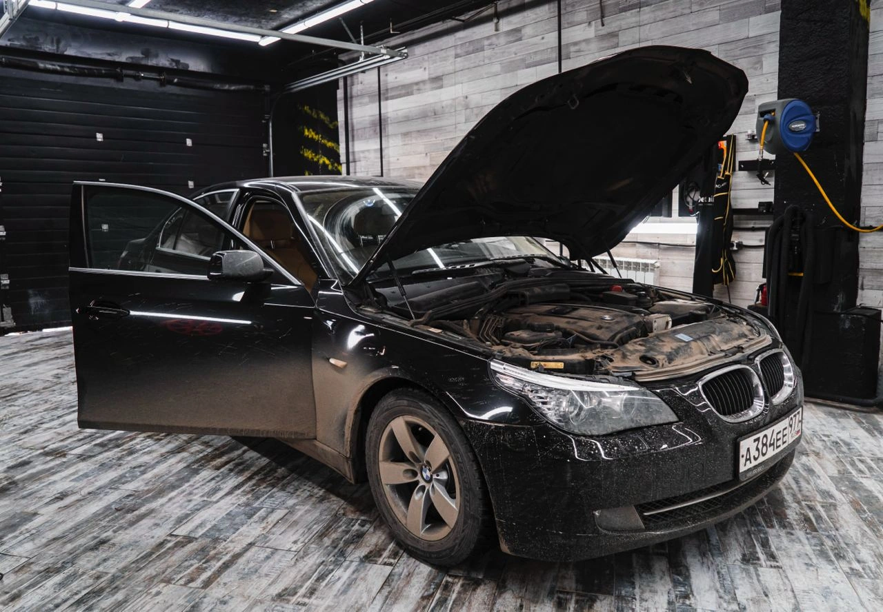 BMW 5 E60 — автомобиль с загрязнённым кузовом, открытым капотом и дверью