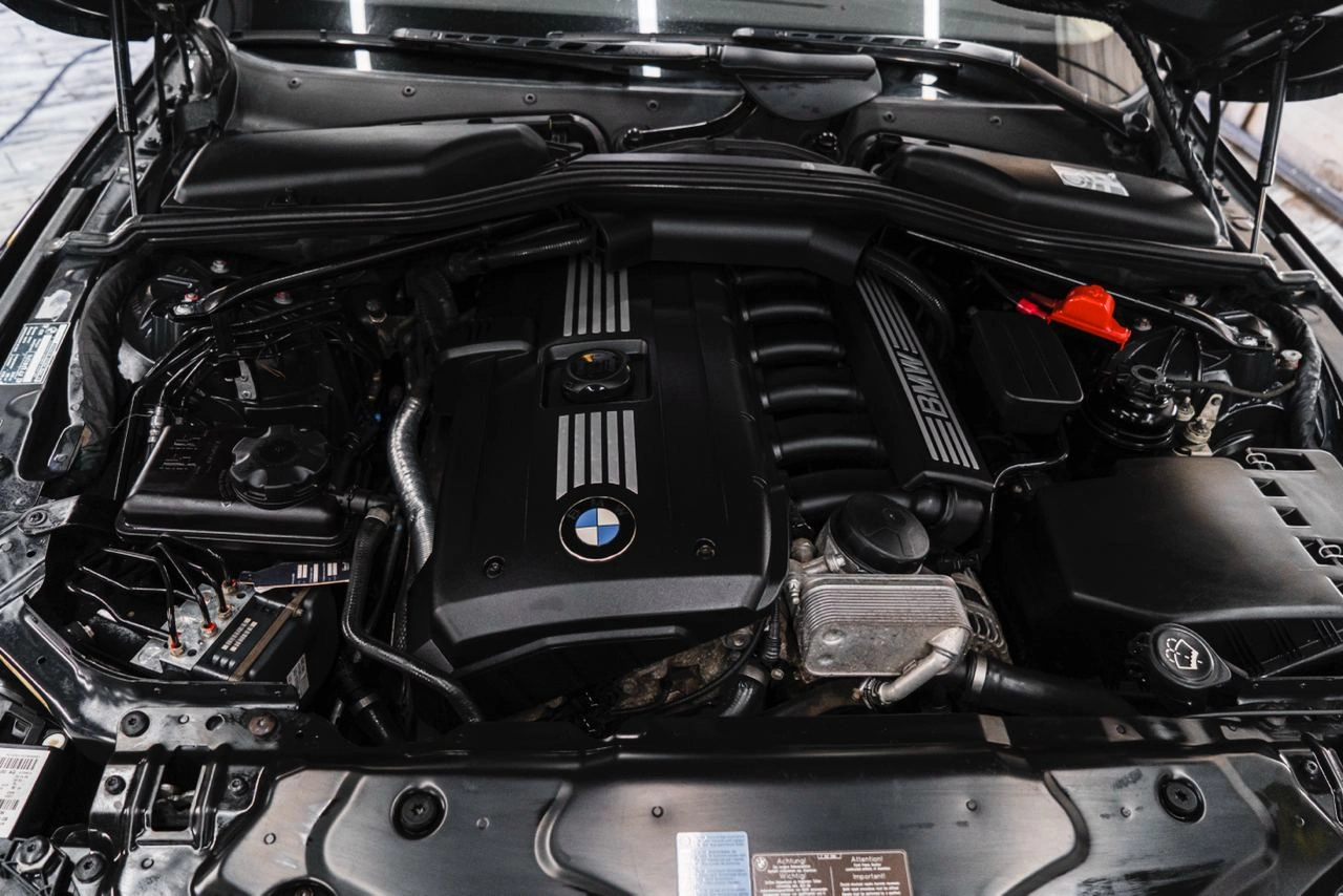 BMW 5 E60 — очищенное подкапотное пространство, общий вид двигателя и навесных узлов