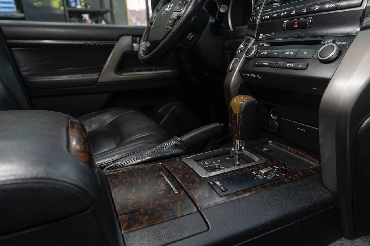 Toyota Land Cruiser 200 — центральная консоль с коричневыми вставками вокруг селектора КПП