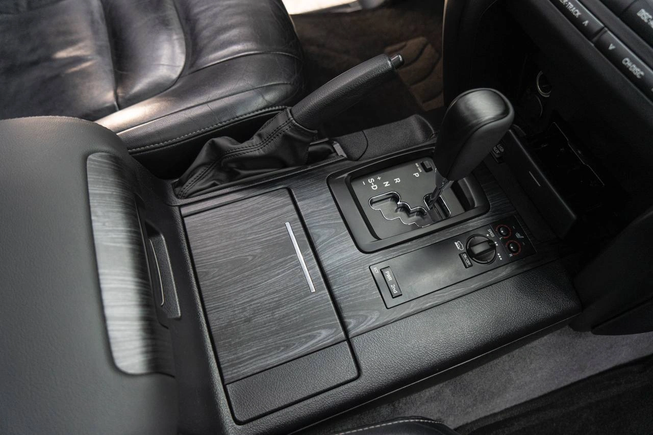 Toyota Land Cruiser 200 — селектор КПП и тёмные фактурные вставки центральной консоли