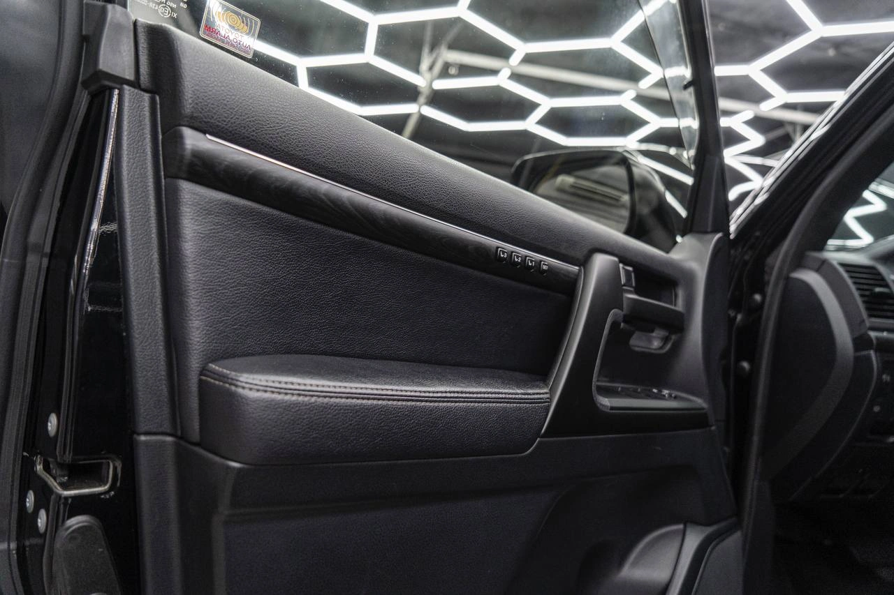 Toyota Land Cruiser 200 — дверная карта с тёмной фактурной вставкой и подлокотником