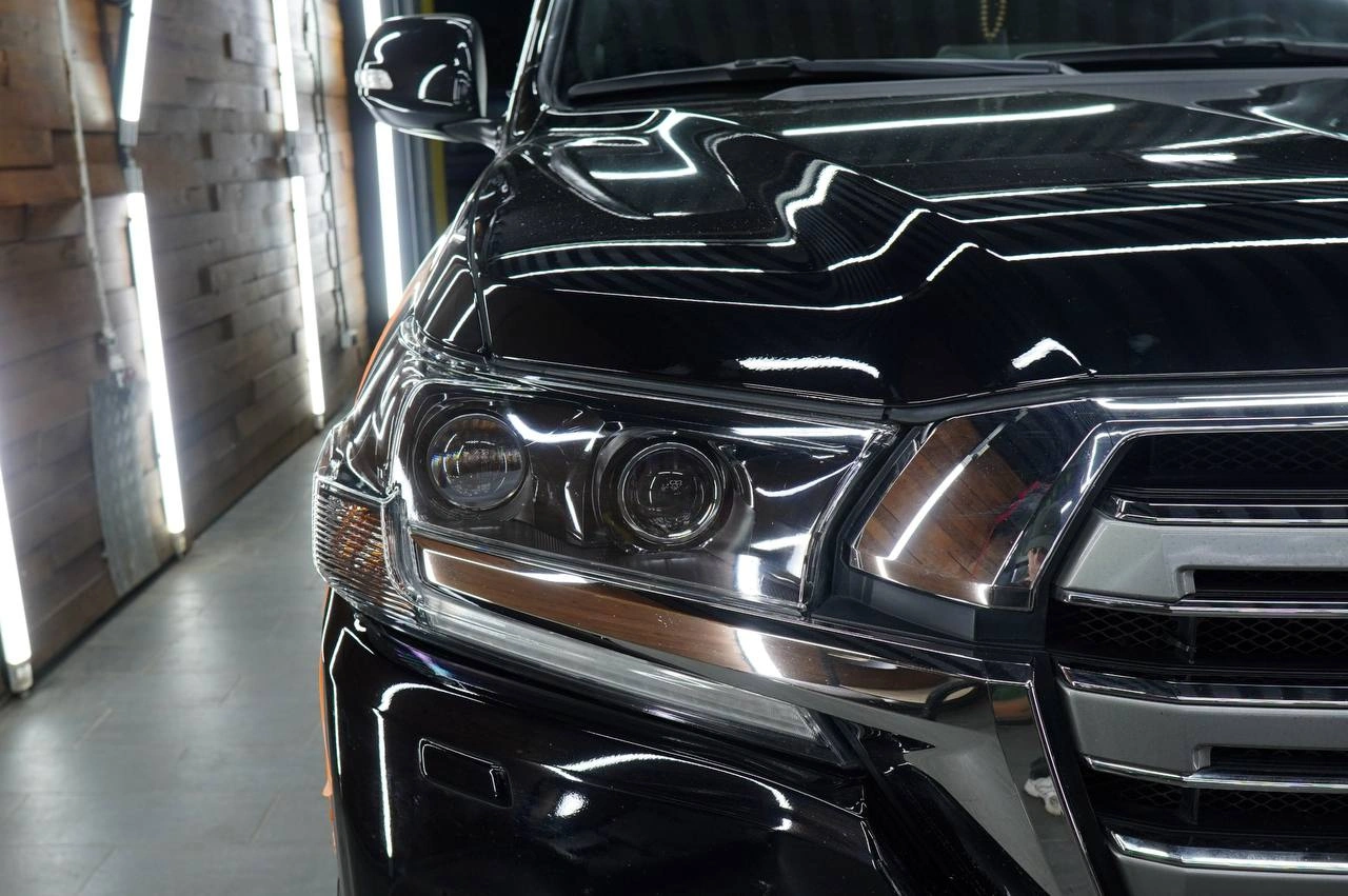 Toyota Land Cruiser 200 — передняя фара, секция указателя поворота и край решётки радиатора