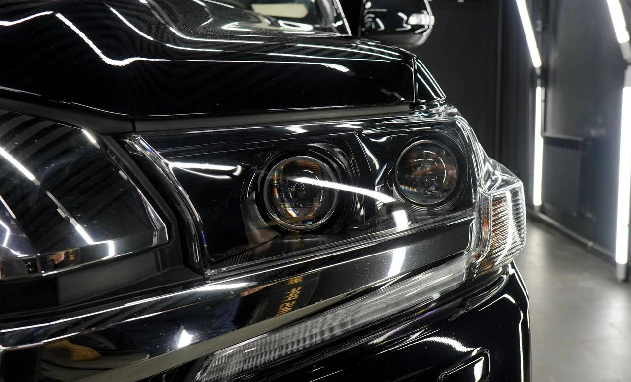 Toyota Land Cruiser 200 — два линзованных модуля внутри передней фары крупным планом