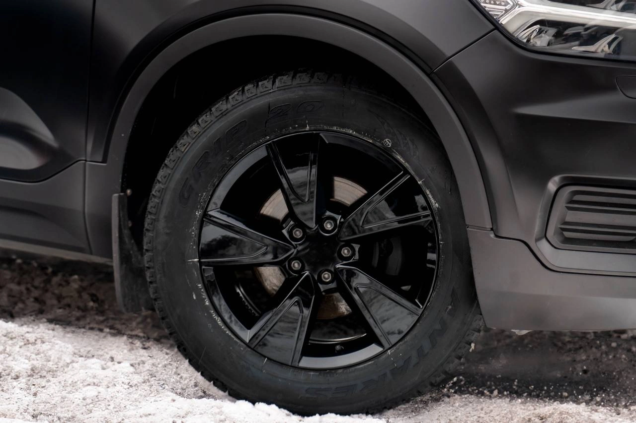 Чёрный колёсный диск и матовое переднее крыло Volvo XC40 после обновления.