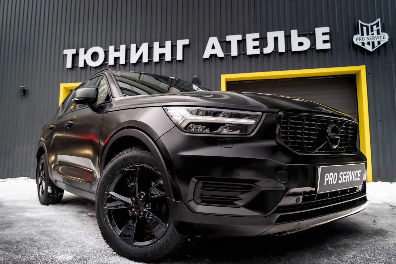 Volvo XC40 после оклейки матовой плёнкой и антихрома, вид спереди сбоку.