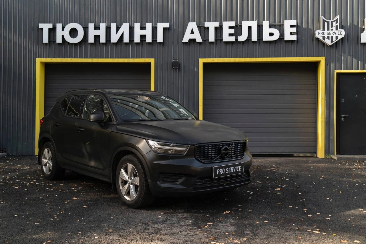 Volvo XC40 до изменения внешнего вида, вид спереди сбоку у ателье PRO Service.
