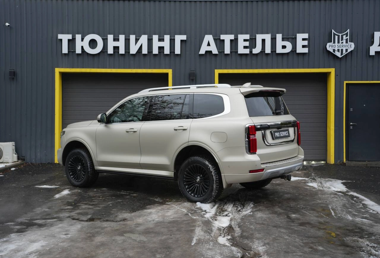 Танк 500 — вид сзади под углом на заснеженной площадке перед ателье