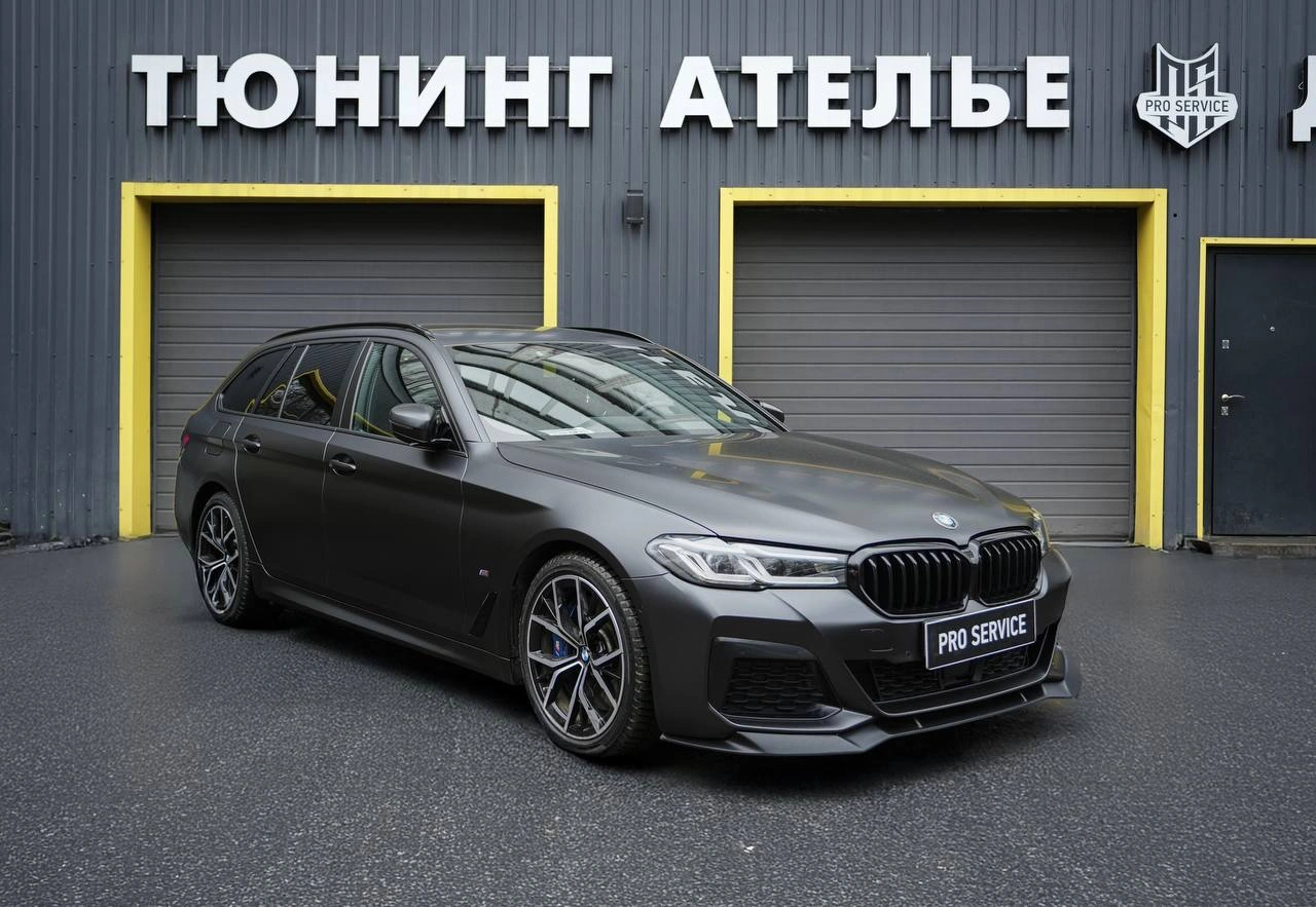 Серый BMW 5 после оклейки матовой защитной плёнкой, вид спереди сбоку.