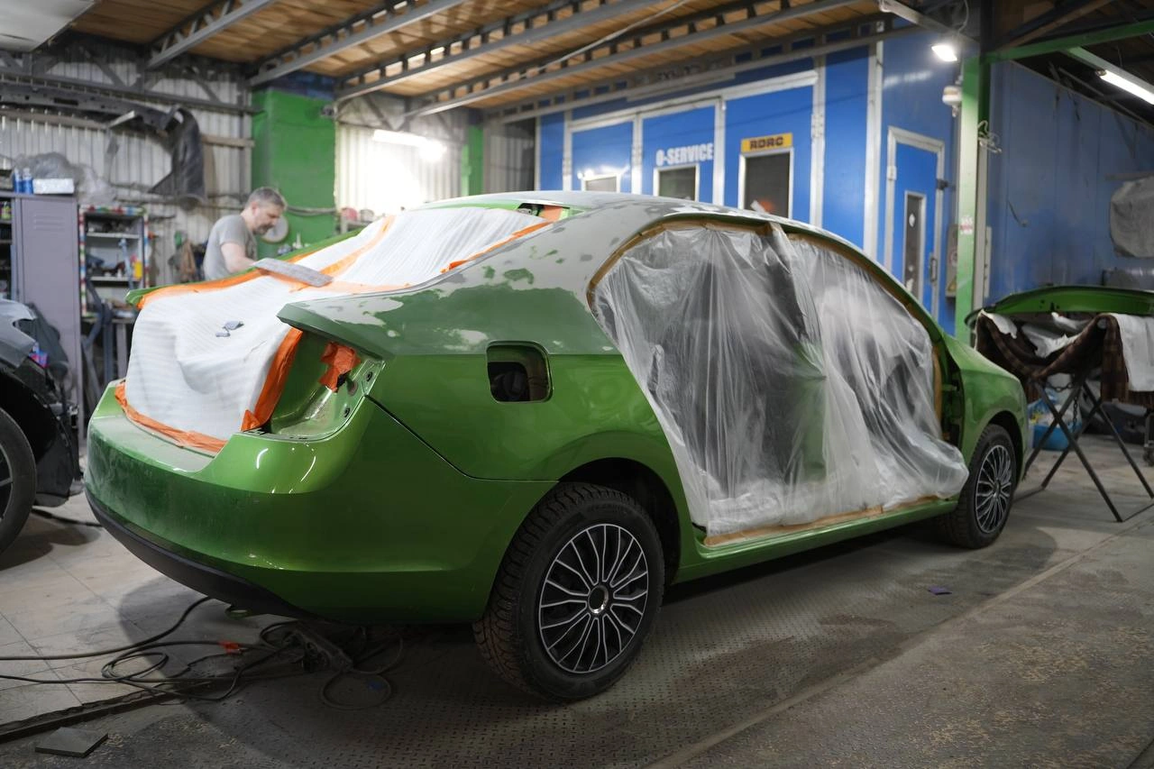 Skoda Rapid — кузов в ремонтном боксе с закрытыми плёнкой окнами и дверными проёмами