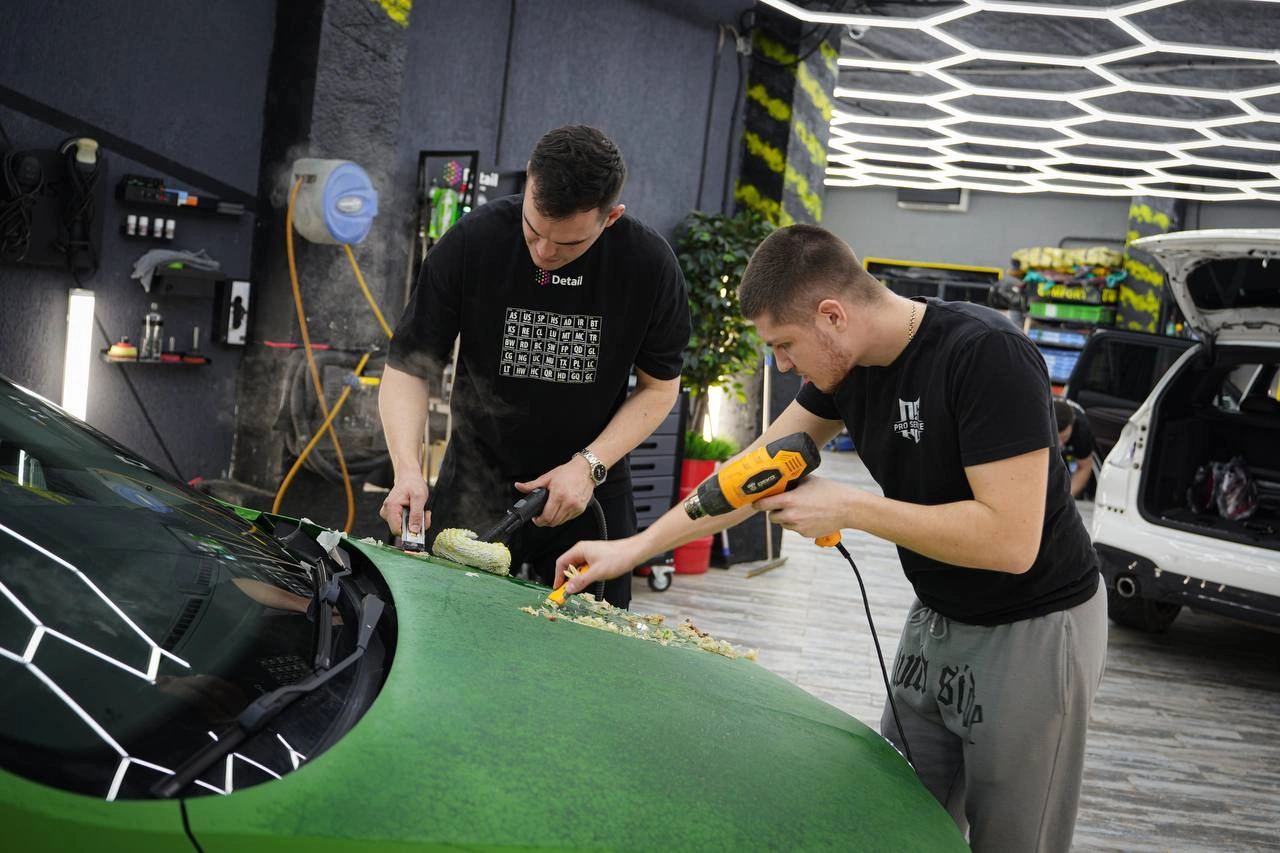 Skoda Rapid — мастера прогревают и снимают старую плёнку с крыши автомобиля