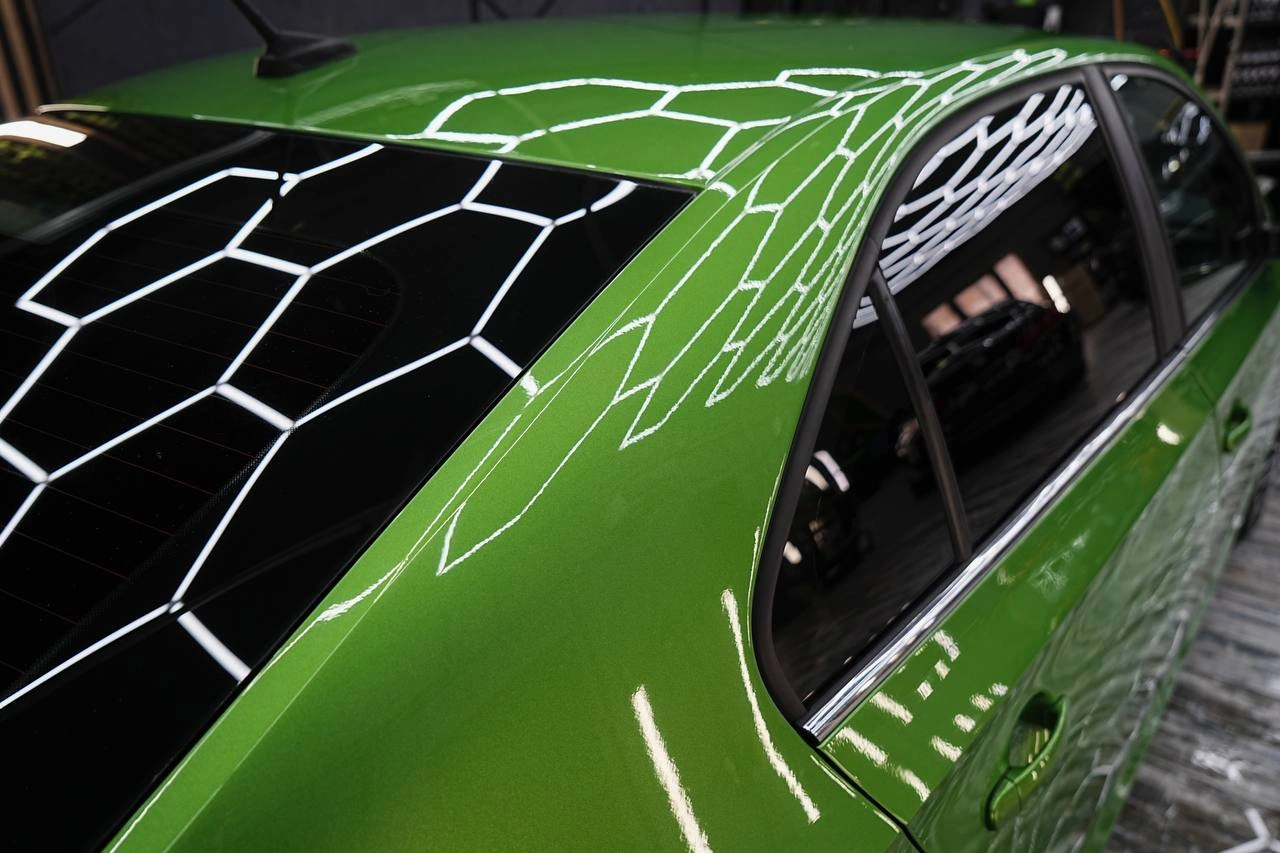 Skoda Rapid — передняя стойка, крыша и боковые стёкла с отражениями света