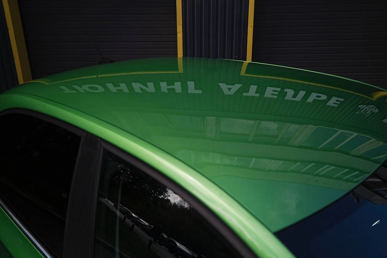 Skoda Rapid — крупный план зелёной крыши под освещением студии