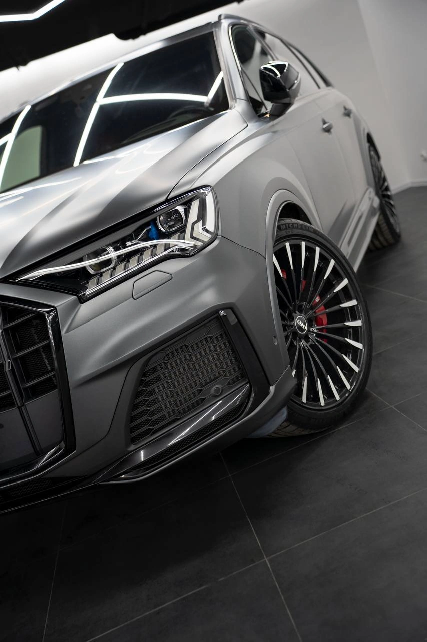 Передняя фара, бампер и колесо Audi SQ7 после обновления экстерьера.