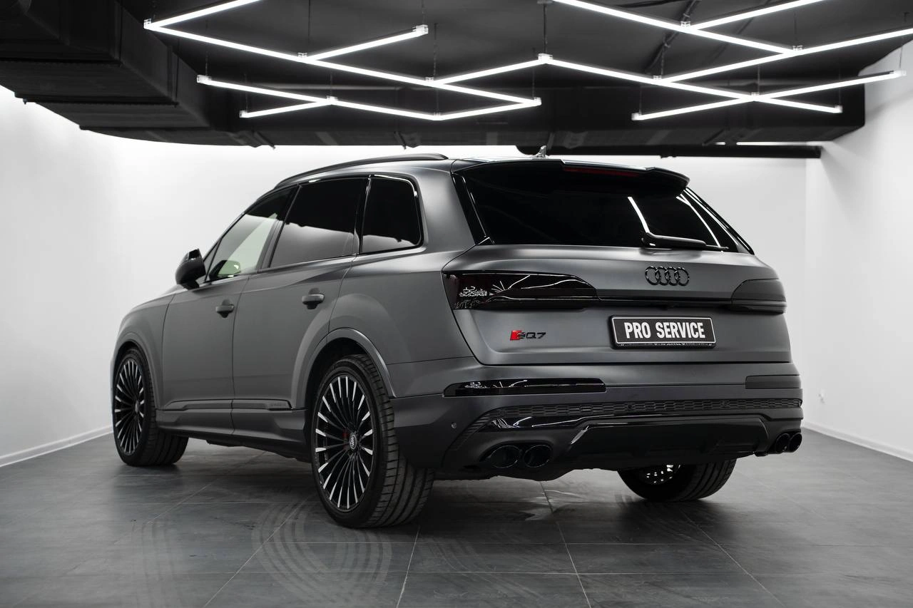 Задняя часть Audi SQ7 в матовом сером оформлении кузова.