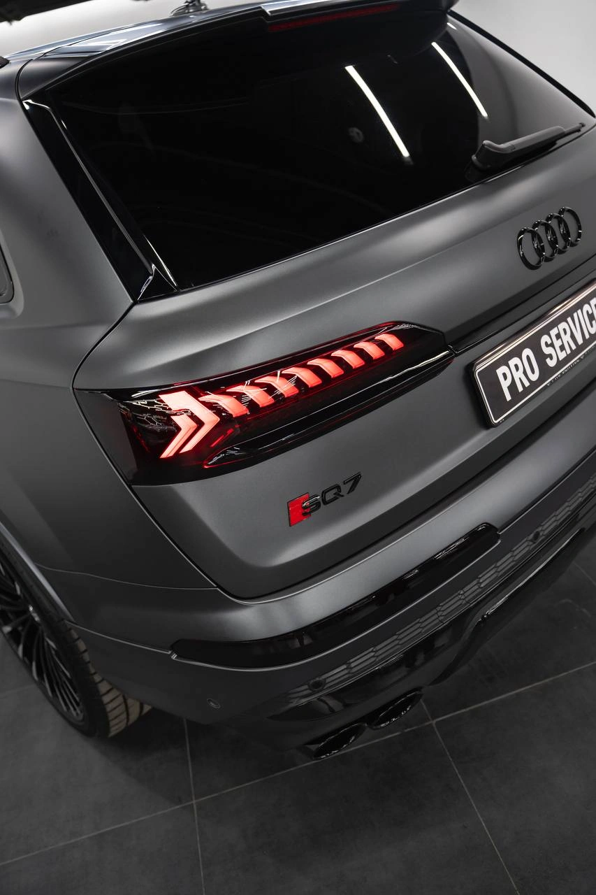 Задний фонарь и крышка багажника Audi SQ7 после матовой оклейки кузова.