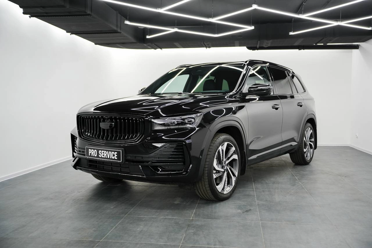 Geely Monjaro после защитной оклейки и антихрома, вид на переднюю часть кузова.