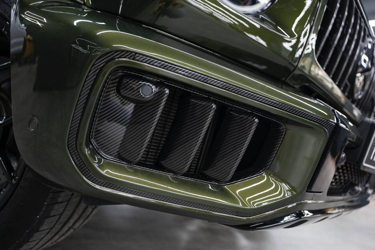 Нижний воздухозаборник переднего бампера Mercedes-Benz G63 AMG с чёрными вертикальными вставками.