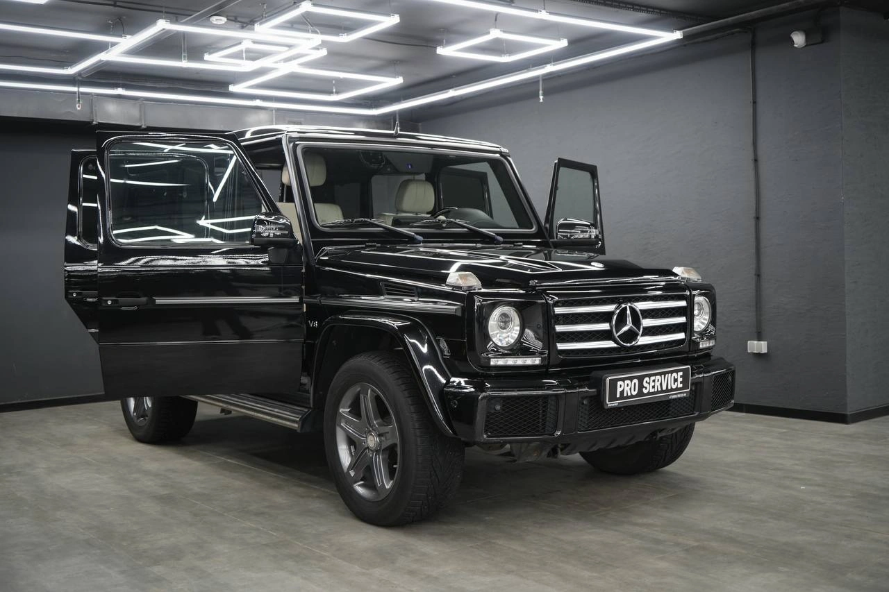 Mercedes-Benz G-Class на химчистке салона с открытыми передними дверями.