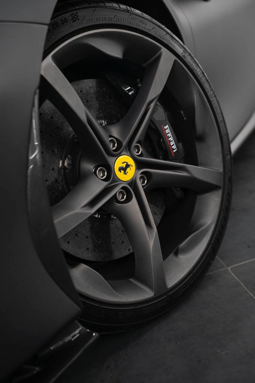 Ferrari SF90 Stradale — чёрное колесо с жёлтой эмблемой и перфорированным тормозным диском