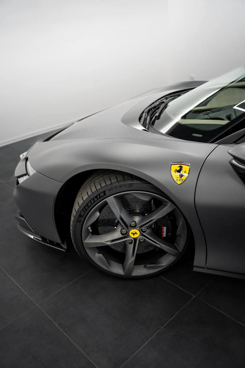 Ferrari SF90 Stradale — переднее крыло с эмблемой, колесо и жёлтый тормозной суппорт