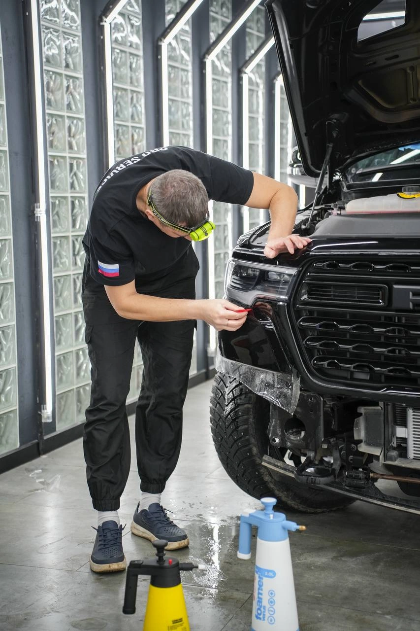 Оклейка передней фары Dodge Ram полиуретановой плёнкой, рабочий процесс.
