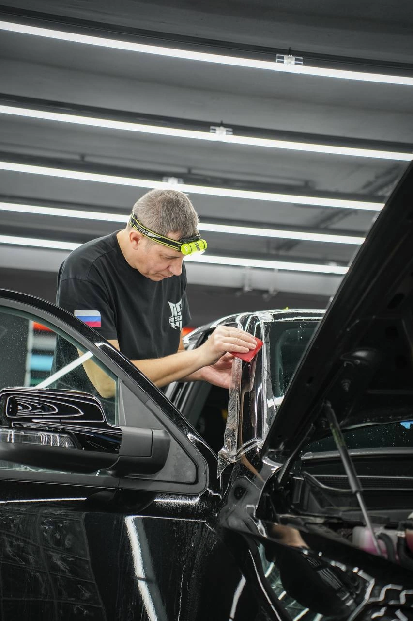 Подгонка защитной плёнки возле передней стойки и зеркала Dodge Ram.