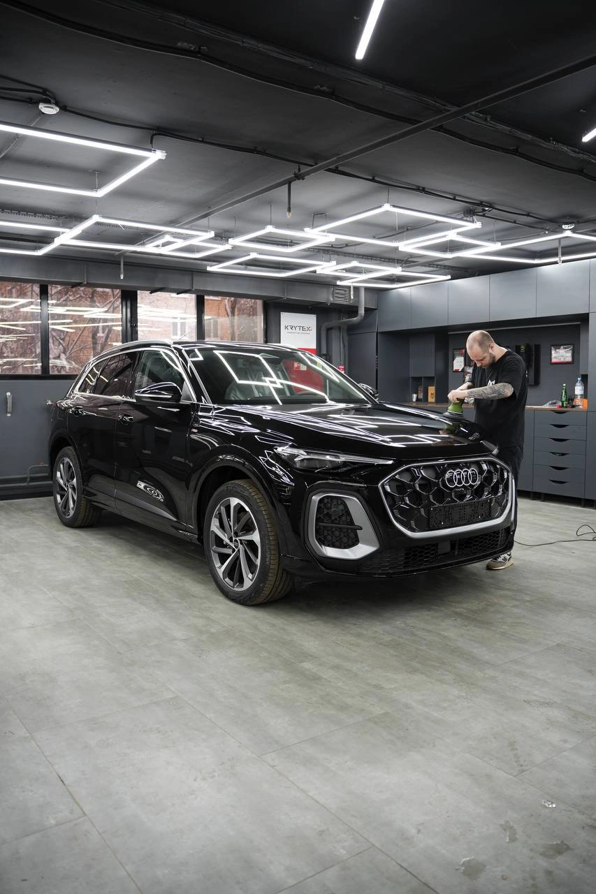 Audi Q5 на подготовке к выдаче владельцу, общий вид спереди сбоку.
