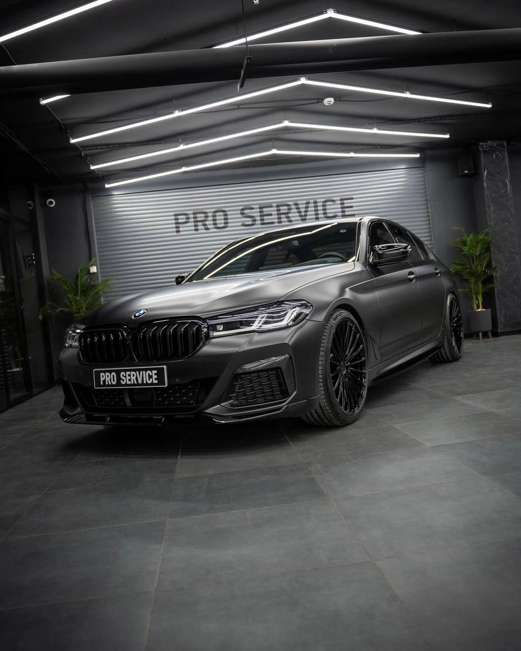 BMW 5 G30 — серый седан с чёрными колёсами, вид спереди под углом
