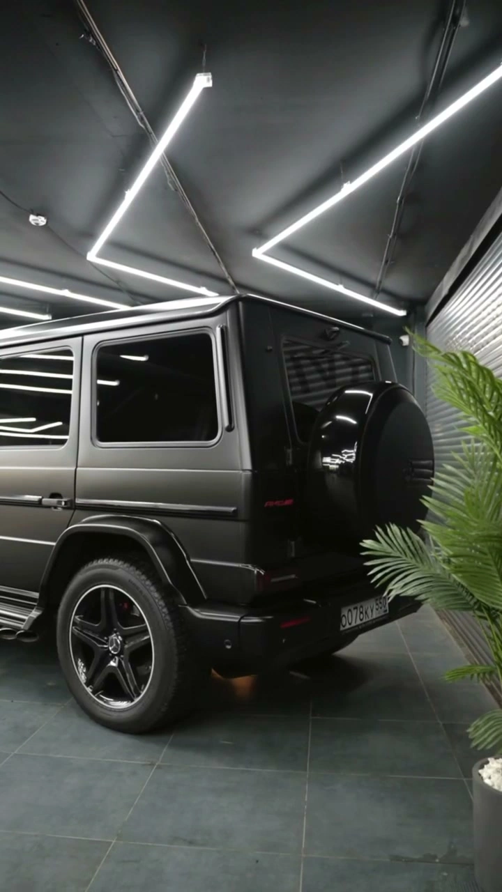 Кадр из видео: задняя часть Mercedes-Benz G-Class после рестайлинга и смены цвета кузова на чёрный матовый.