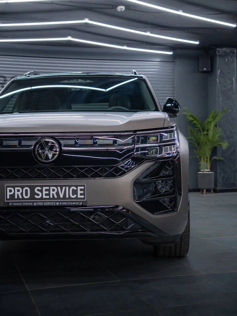 Volkswagen Teramont — крупный план передних фар, эмблемы и хромированной решётки радиатора