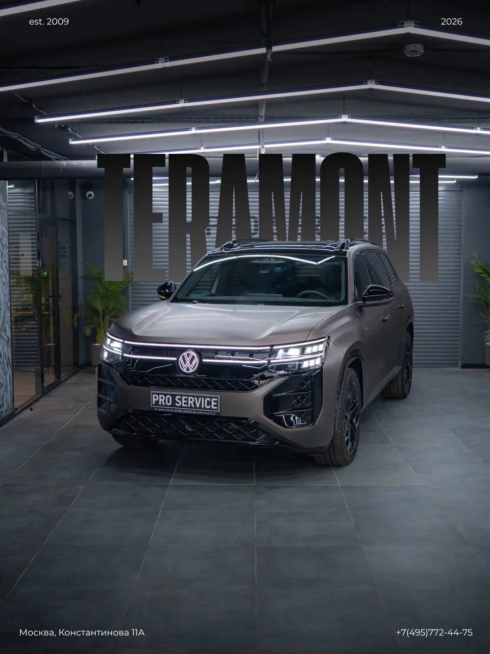 Volkswagen Teramont — вид спереди под углом на фоне крупной надписи Teramont