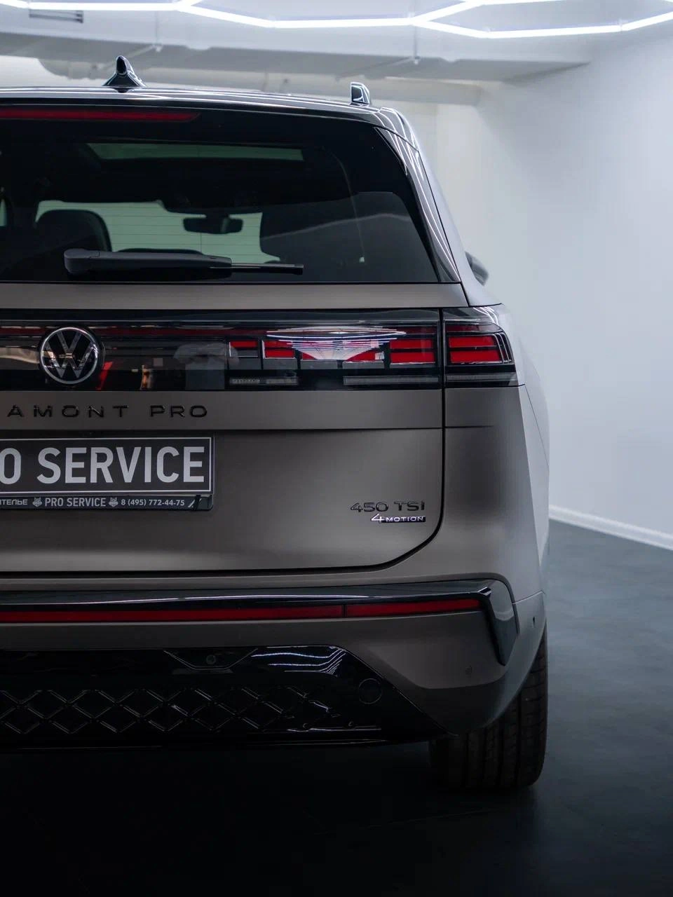 Volkswagen Teramont — задняя часть кузова с эмблемой и световой полосой фонарей