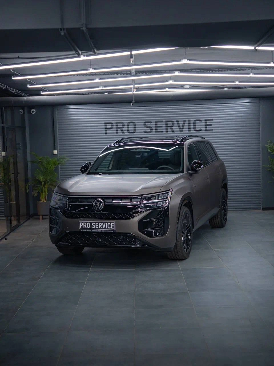 Volkswagen Teramont — автомобиль с включёнными ходовыми огнями в боксе студии