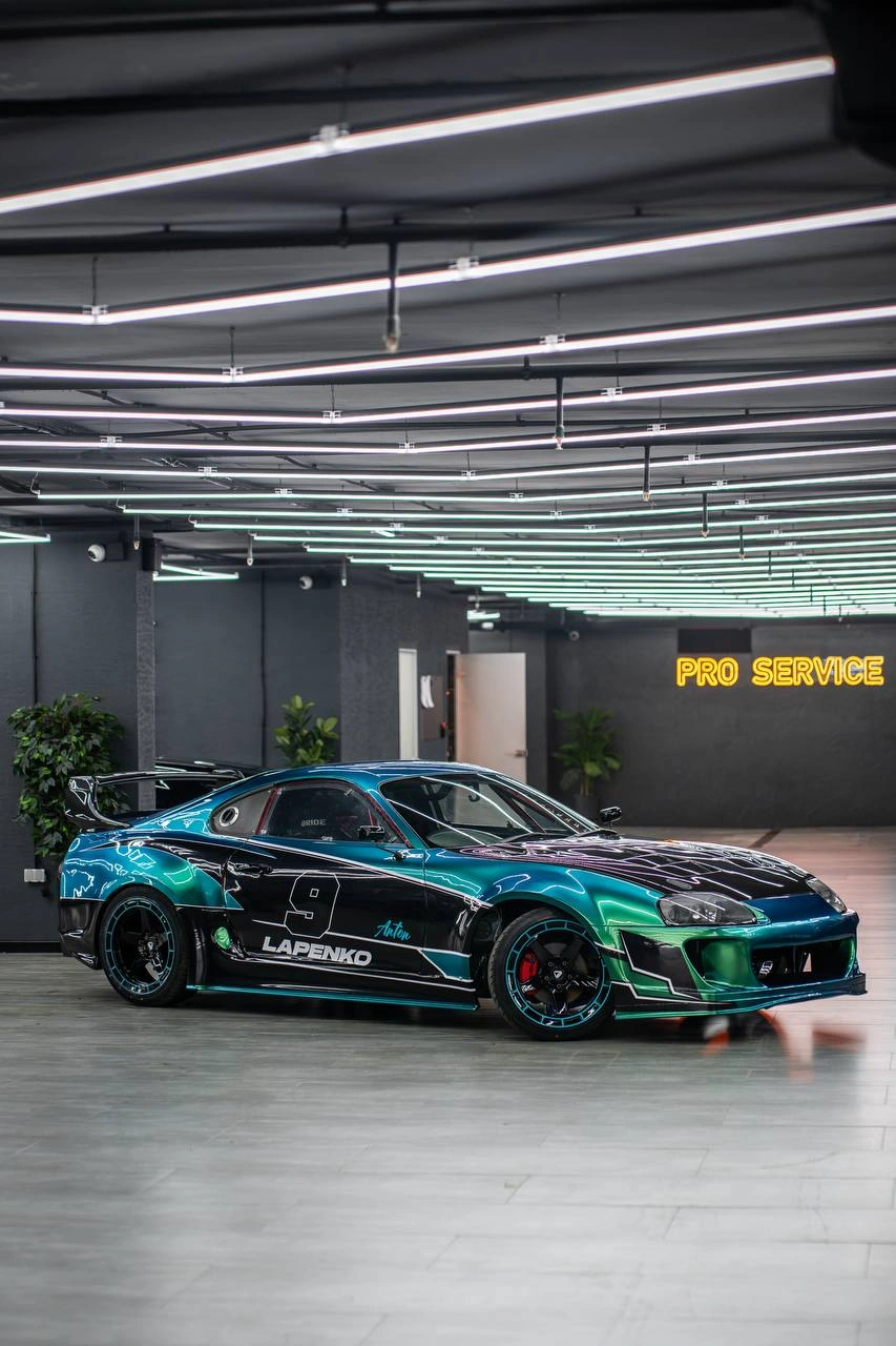 Toyota Supra с номером 3 и гоночной графикой, общий боковой вид автомобиля в студии.