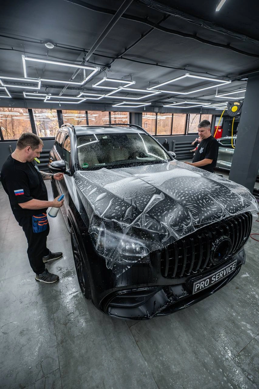 Mercedes-Benz GLS — мастера укладывают плёнку на капот и подгоняют её по передней кромке