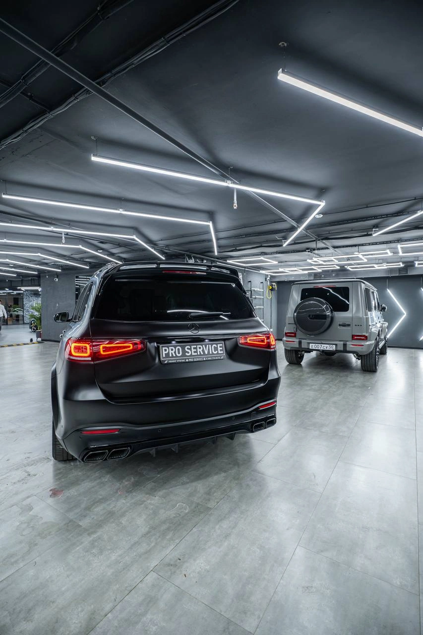 Mercedes-Benz GLS — вид сзади, задние фонари и дверь багажника в светлом боксе